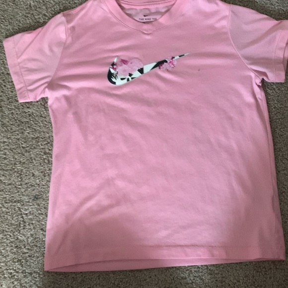 Selling a Nike teeshirt, main colour pink. Size US large. - Picture 1 of 3